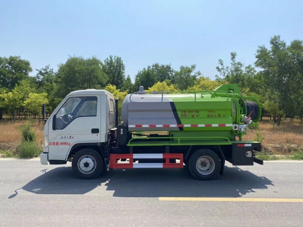 藍(lán)牌清洗吸污車(chē)